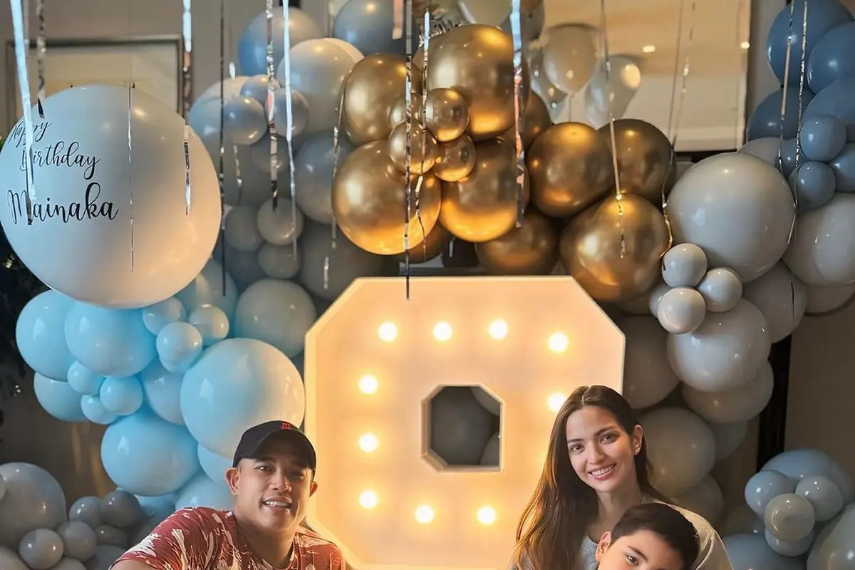 Potret Cantik Nia Ramadhani dengan Bare Face Rayakan Ultah Mainaka di Hongkong
