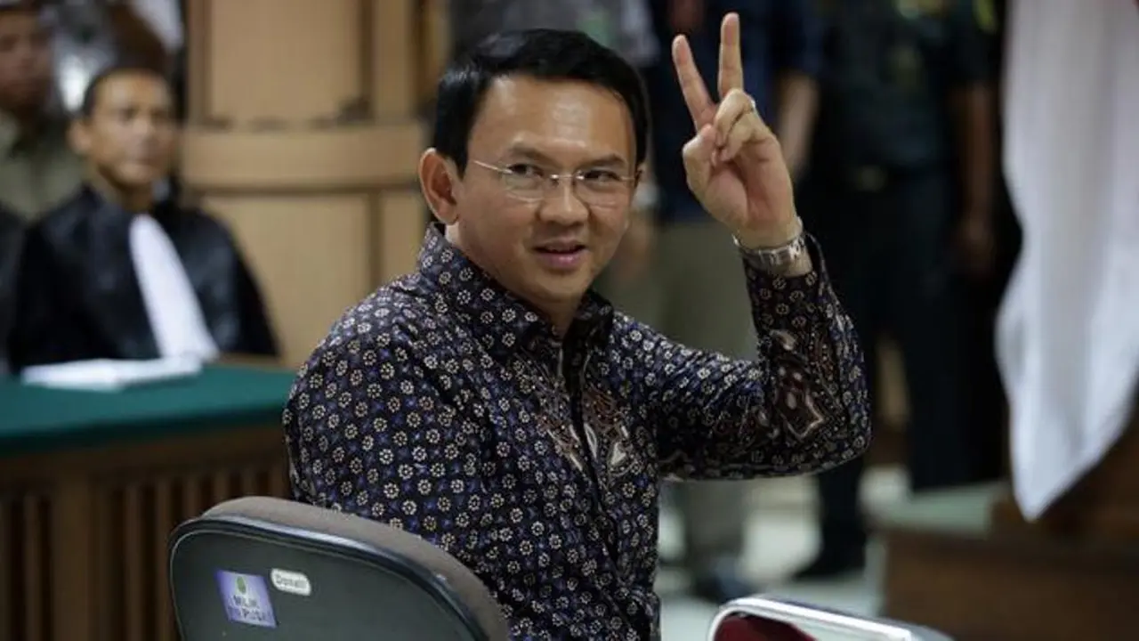[Bintang] Acungkan Dua Jari Saat Sidang ke-3, Ini Maksud Ahok 