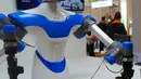 Robot yang pandai bermain catur unjuk kemampuan dalam pameran Consumer Electronic Show (CES) 2017 di Las Vegas, AS (8/1). Robot ini dilengkapi dengan kecerdasan buatan "intelligent vision system" yang bisa bekerja dengan presisi. (AFP/Rob Lever)