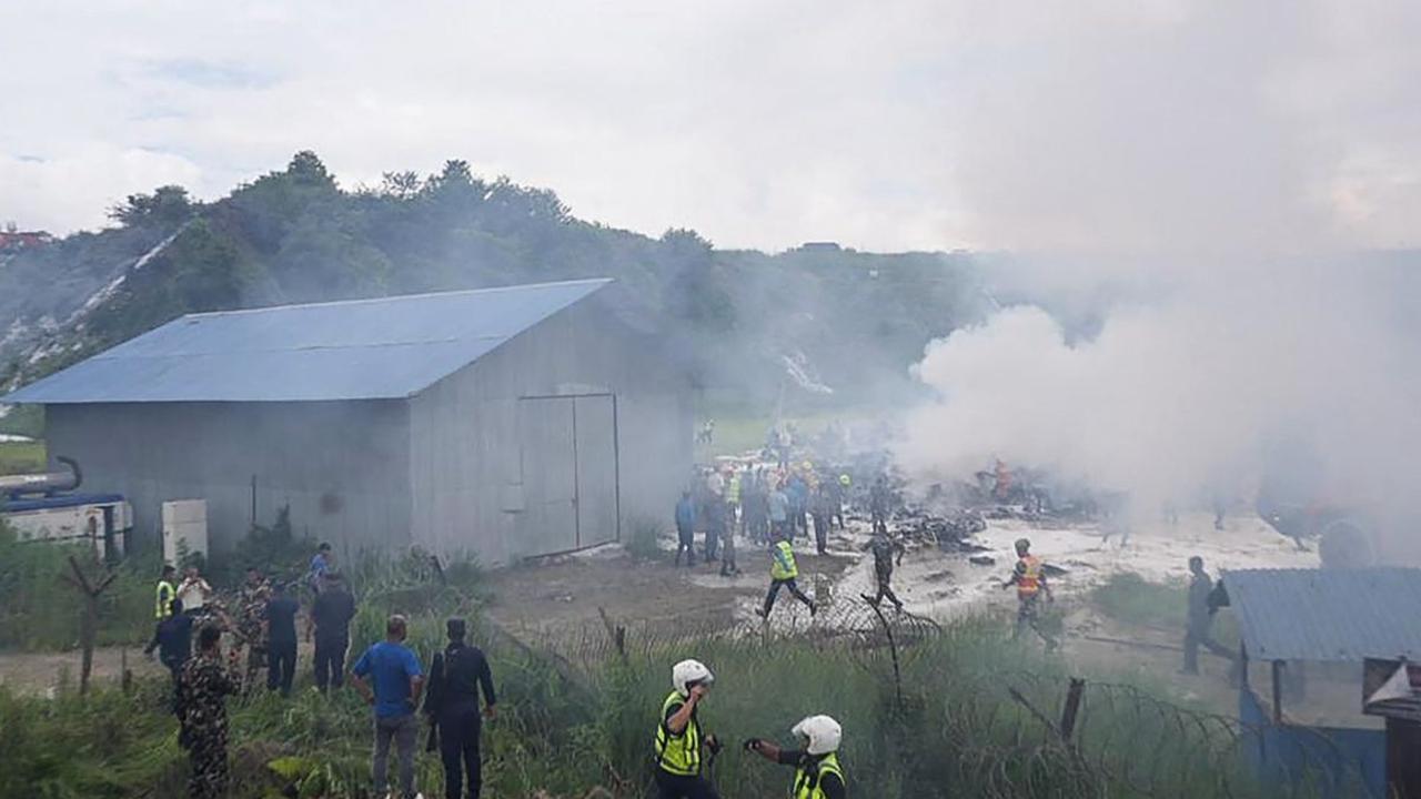 Tayangan televisi menunjukkan petugas pemadam kebakaran berusaha memadamkan api dan asap hitam tebal yang mengepul ke angkasa.