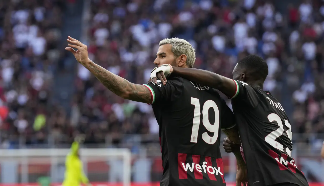 Bek AC Milan, Theo Hernandez berselebrasi usai mencetak gol ke gawang Udinese pada pertandingan Liga Serie A Italia di stadion San Siro, di Milan, Italia, Sabtu (13/8/2022). AC Milan menang atas Udinese 4-2. (AP Photo/Antonio Calanni)