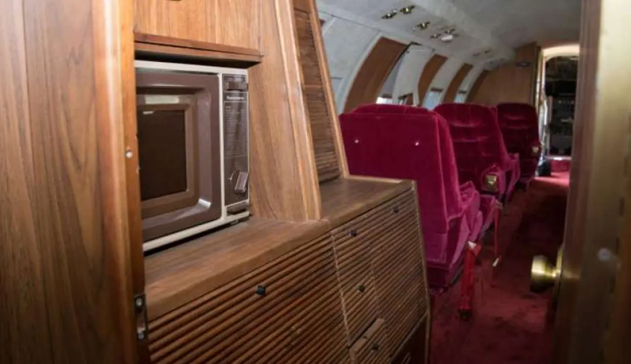 Tampilan interior jet pribadi yang pernah dimiliki oleh Elvis Presley yang berada di landasan pacu di New Mexico, AS. Interior pesawat 1962 Lockheed Jetstar ini di desain oleh Elvis Presley. (GWS Auctions, Inc. via AP)