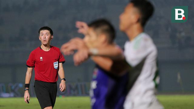 Wasit Jepang Yasuke Araki di BRI Liga 1 2023/2024