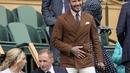 <p>David Beckham bersiap menyaksikan Simona Halep dari Rumania dan Amanda Anisimova dari AS bertanding pada hari kesepuluh Kejuaraan Wimbledon 2022 di The Klub Tenis All England, London (6/7/2022). Becks tampil keren mengenakan setelan jas cokelat di atas kemeja bergaris dan dasi berbintik dengan celana panjang putih ketat. (AP Photo/Kirsty Wigglesworth)</p>