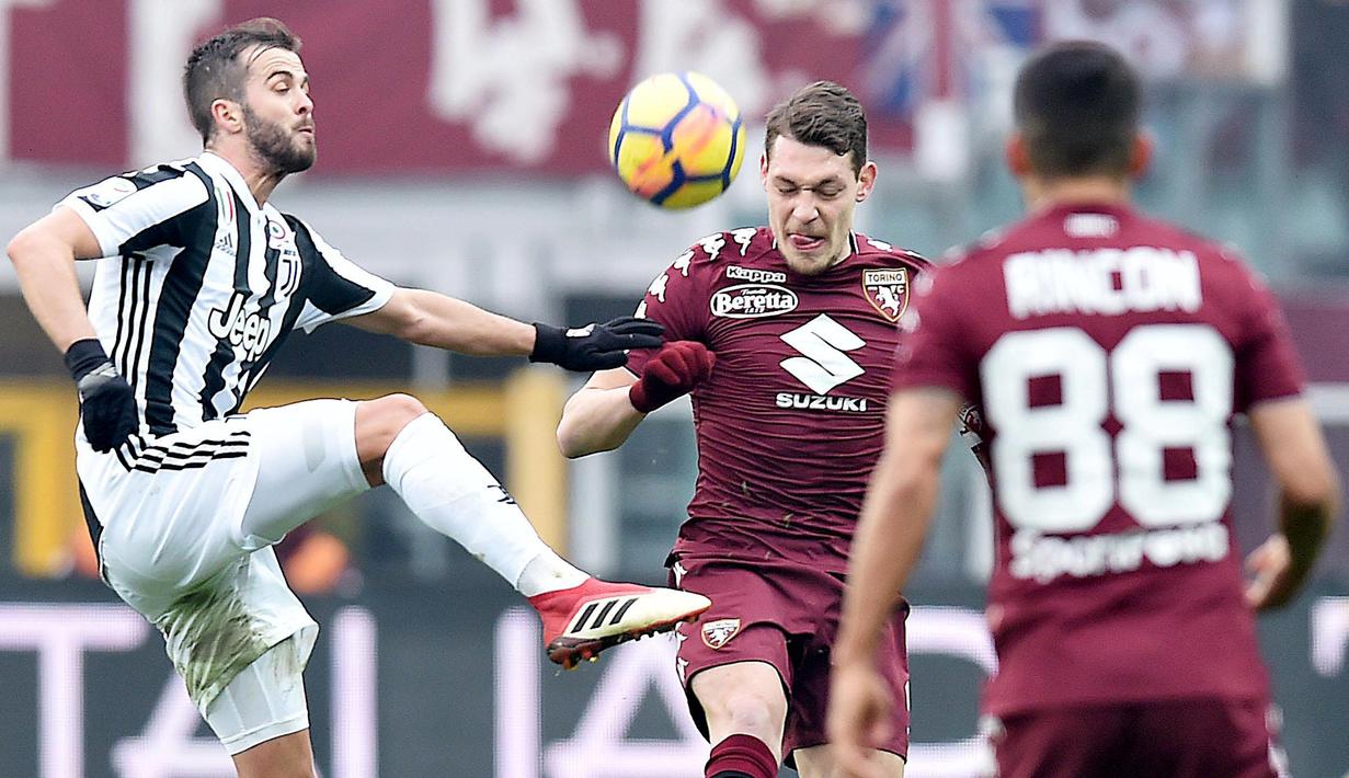 Pemain Torino, Andrea Belotti (tengah) berebut bola dengan pemain Juventus, Miralem Pjanic (kiri) pada laga Serie A di Turin Olympic Stadium, Torino, (18/2/2018). Juventus menang 1-0. (Alessandro Di Marco/ANSA via AP)