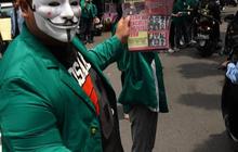 FOTO: Aksi Mahasiswa Universitas Moestopo dan UI Bagikan 4 Juta Selebaran Dampak Buruk Politik Dinasti untuk Menyadarkan Rakyat