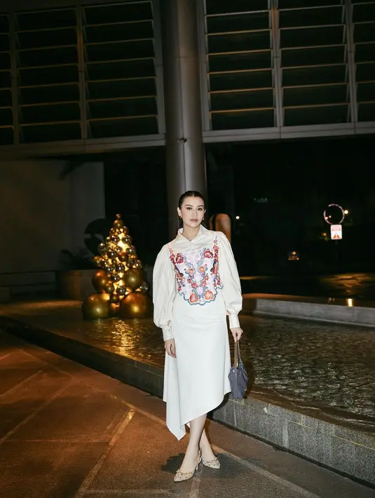 Gaya elegan Aaliyah dengan padu padan blouse, asymmetrical skirt, dan corset top. [@aaliyah.massaid].