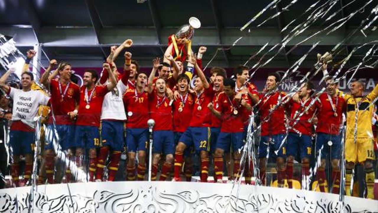 Ekspresi pemain Spanyol saat mengangkat tropi