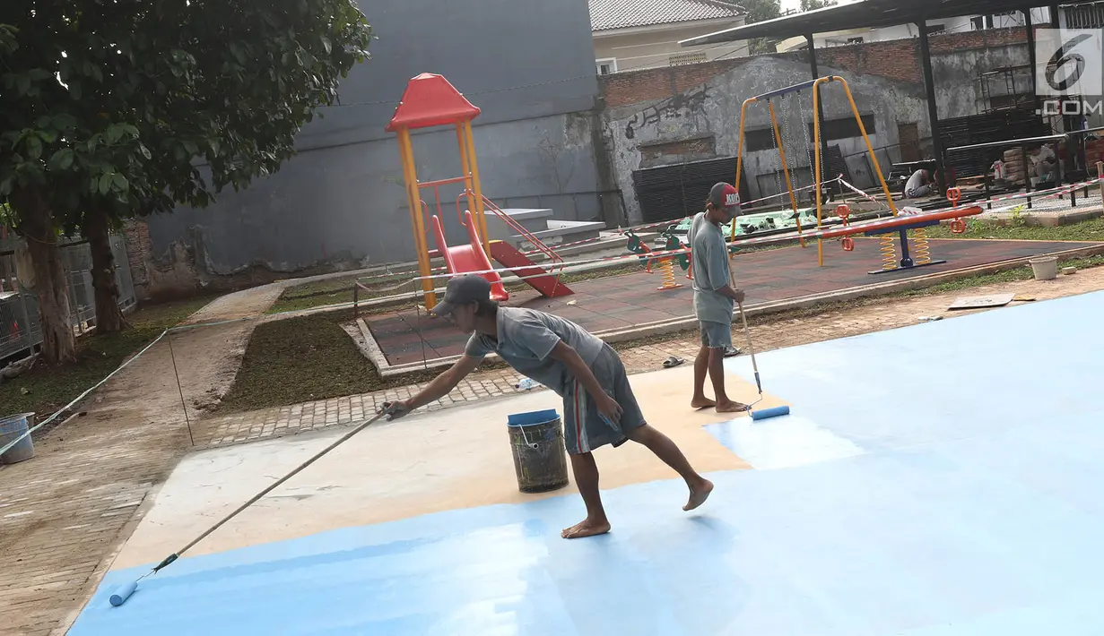 Pekerja mengecat lapangan untuk menyelesaikan pembangunan RPTRA di Jalan Simpang Tiga Kalibata, Jakarta, Sabtu (30/9). Gubernur Djarot Hidayat akan mempercepat program pembangunan 100 RPTRA di seluruh wilayah DKI Jakarta. (Liputan6.com/Immanuel Antonius)