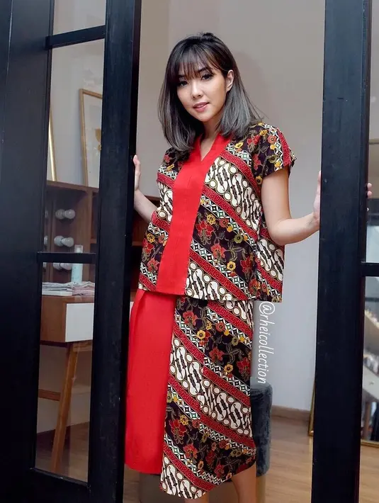 Dan kali ini giliran Gisella Anastasia yang cantik banget dengan setelan batiknya. Warna batik yang didominan merah ini membuat Gisel terlihat semakin merona dan cantik jelita pastinya. (Foto: Instagram)