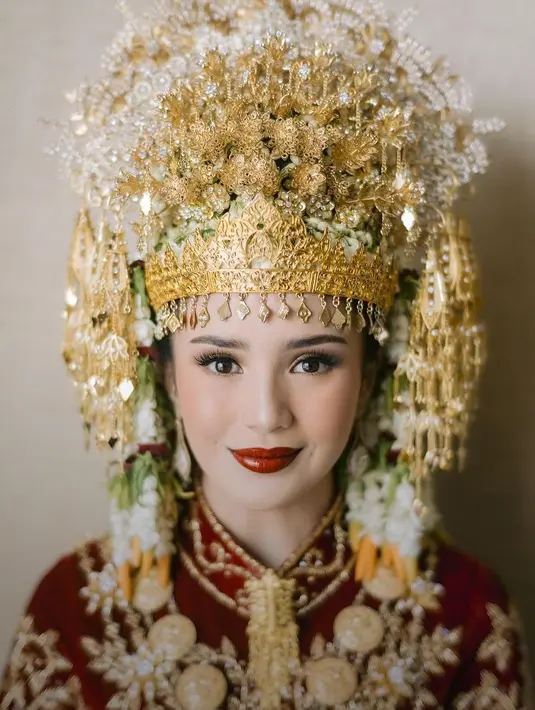 “Mereka menikah dengan busana khas Aceh berwarna merah dan hitam, sehingga kami terinspirasi untuk memilih palet warna yang sama,” jelas sang aktris, seperti yang dikutip dari rilis yang dibagikan Bridestory kepada Fimela. [@venemapictures @ini_niel @albertwongkar]