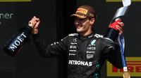 Pembalap Mercedes, George Russell, finis di podium utama Formula 1 GP Kanada 2025 yang berlangsung di Sirkuit Gilles-Villeneuve, Senin (16/6/2025) dini hari WIB. (CLIVE ROSE / GETTY IMAGES NORTH AMERICA / Getty Images via AFP)