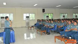 Citizen6, Jakarta: Aslog Panglima Kolinlamil Kolonel Laut (T) Riyadi Syahardani memberikan ceramah Binpers tentang penghematan listrik, air dan BBM di Gedung Laut Natuna, Mako Kolinlamil, Tanjung Priok, Jakarta. (Pengirim: Dispenkolinlamil).