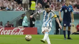 Dengan tambahan satu golnya ke gawang Kroasia, Lionel Messi telah mencetak total 5 gol di Piala Dunia 2022. Jika diakumulasikan dengan raihan golnya dalam 4 edisi Piala Dunia sebelumnya, maka ia total telah mencetak 11 gol dalam 25 laga di Piala Dunia, melewati rekor Gabriel Batistuta sebagai pemain Argentina dengan jumlah gol terbanyak di Piala Dunia dengan 10 gol. (AP Photo/Frank Augstein)