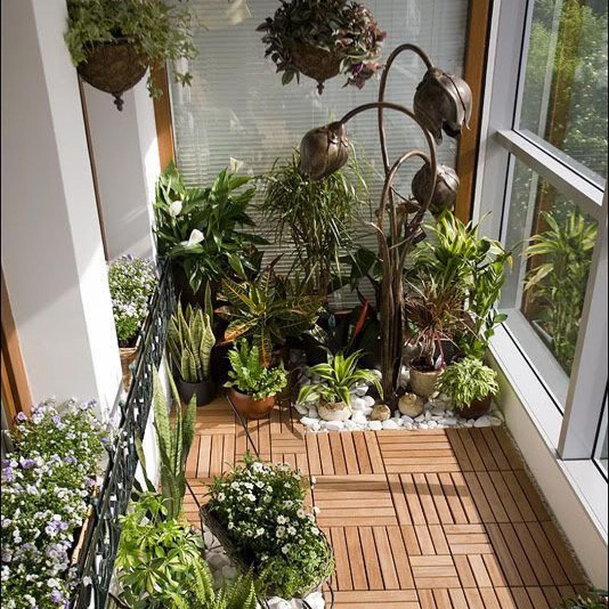 Ilustrasi Balkon dengan Decking Kayu (©Pinterest)