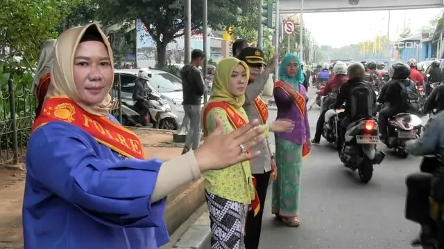 Polwan di Jakarta timur turun ke jalan menggunakan kebaya dalam rangka menyambut hari Kartini. 