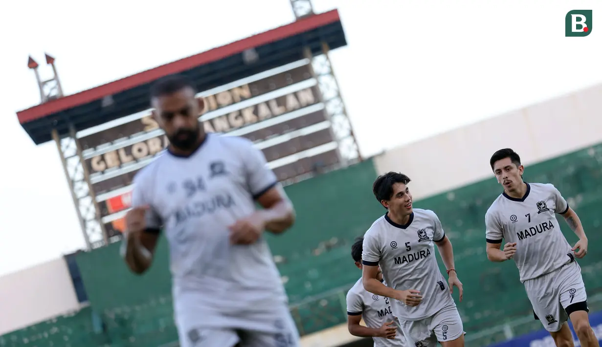 <p>Dua pemain Madura United, Francisco Rivera (kanan) dan Jacob Mahler melakukan jogging dalam sesi official training di Stadion Gelora Bangkalan, Madura, Kamis (30/5/2024) jelang laga leg kedua final Championship Series BRI Liga 1 2023/2024 menghadapi Persib Bandung, Jumat, 31 Mei 2024. (Bola.com/Bagaskara Lazuardi)</p>