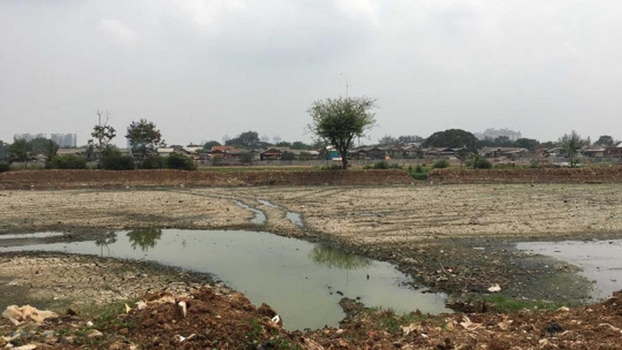 Kondisi Waduk Ria Rio yang kering kerontang akibat kemarau panjang
