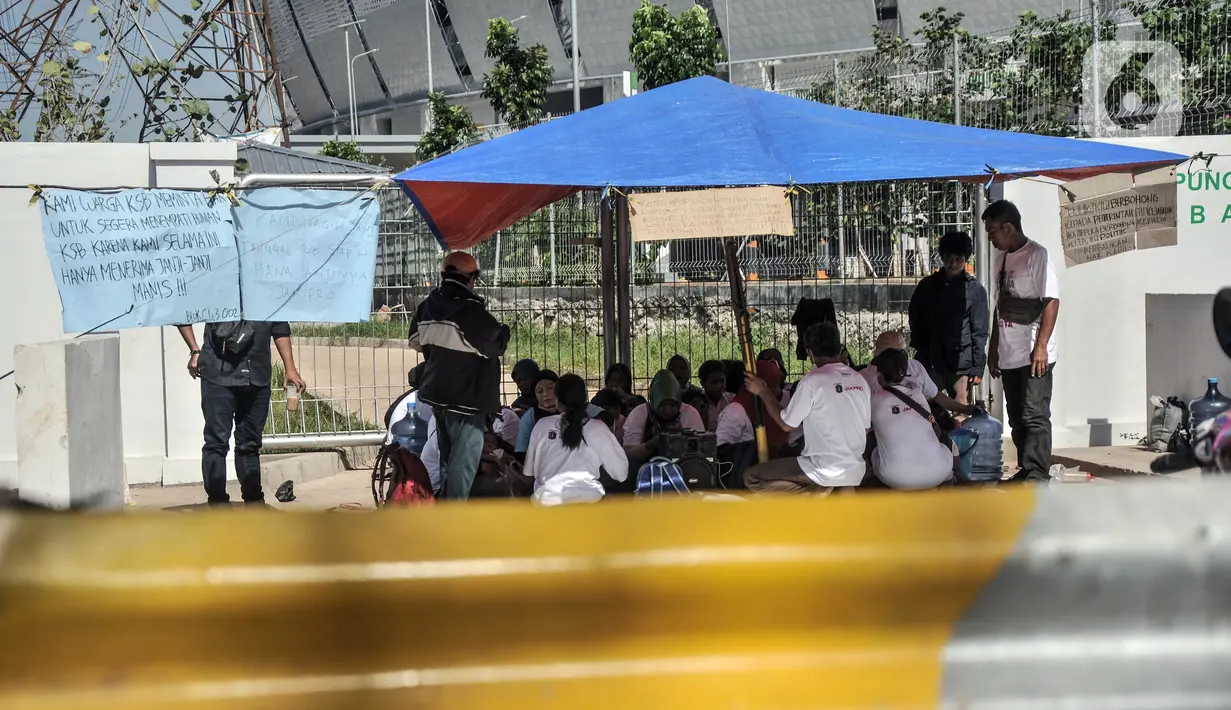 Warga bertahan di tenda pengungsian saat berunjuk rasa di depan gerbang Kampung Susun Bayam, Jakarta Utara, Senin (21/11/2022). Aksi tersebut dilakukan untuk menagih janji PT Jakpro dan Pemprov DKI Jakarta agar warga bisa segera menempati Kampung Susun Bayam secepatnya. (merdeka.com/Iqbal S. Nugroho)