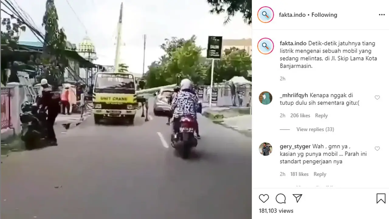 Sebuah video memperlihatkan detik-detik sebuah tiang listrik menimpa mobil yang sedang melintas di jalan.