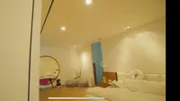 Potret ruangan kamar tidur utama di rumah Raditya Dika menggunakan AC Central (Tangkapan Layar YouTube Raditya Dika/Muhammad Thoifur)