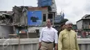 Cagub DKI Jakarta, Anies Baswedan melihat kondisi pemukiman warga di bantaran Kali, Krukut Lio, Jakarta Barat, Kamis (3/11). Kepada warga, Anies berjanji memprioritaskan penataan wilayah tanpa melanggar prinsip kemanusiaan. (Liputan6.com/Yoppy Renato)
