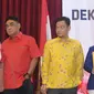 Perwakilan PDIP, Andreas Hugo Pariera (kedua kiri) berbincang usai menandatangani deklarasi Keterbukaan Informasi Peserta Pemilu 2019 di Jakarta, Selasa (22/5). Hal ini untuk mendukung Pemilu yang transparaan, akuntabel. (Liputan6.com/Helmi Fithriansyah)