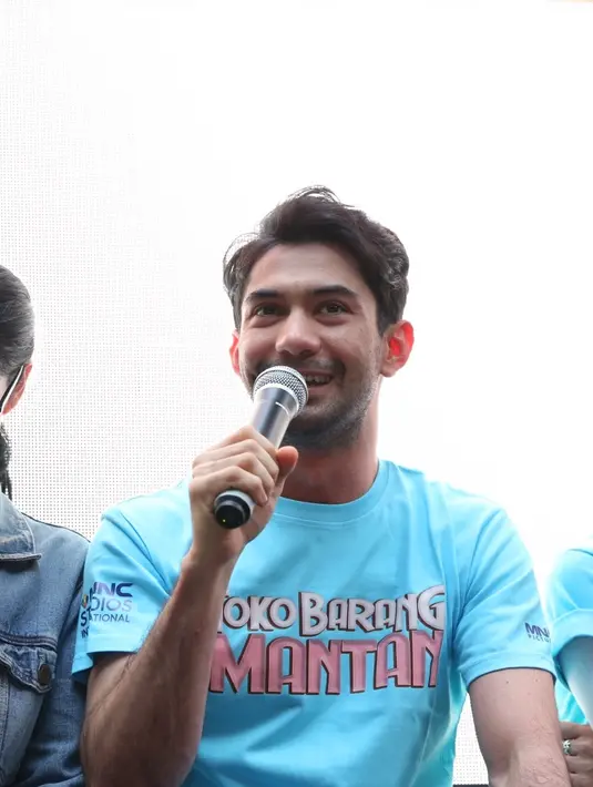 Reza Rahadian jumpa pers film terbarunya Toko Barang Mantan di Melawai, Jakarta Selatan, Selasa (14/1/2020). (Daniel Kampua/Fimela.com)