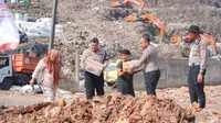 Polri Berbagi di TPA Burangkeng, Salurkan Bansos untuk Warga