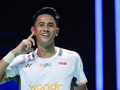Tunggal putra Indonesia, Alwi Farhan, melakukan selebrasi setelah menaklukkan wakil Taiwan, Chi Yu Jen pada laga semifinal Indonesia Masters 2026 di Istora Senayan, Jakarta, Sabtu (24/1/2026). (Bola.com/M Iqbal Ichsan)