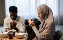Bacaan Doa Makan Islam Panjang, Lengkap  Beserta Artinya