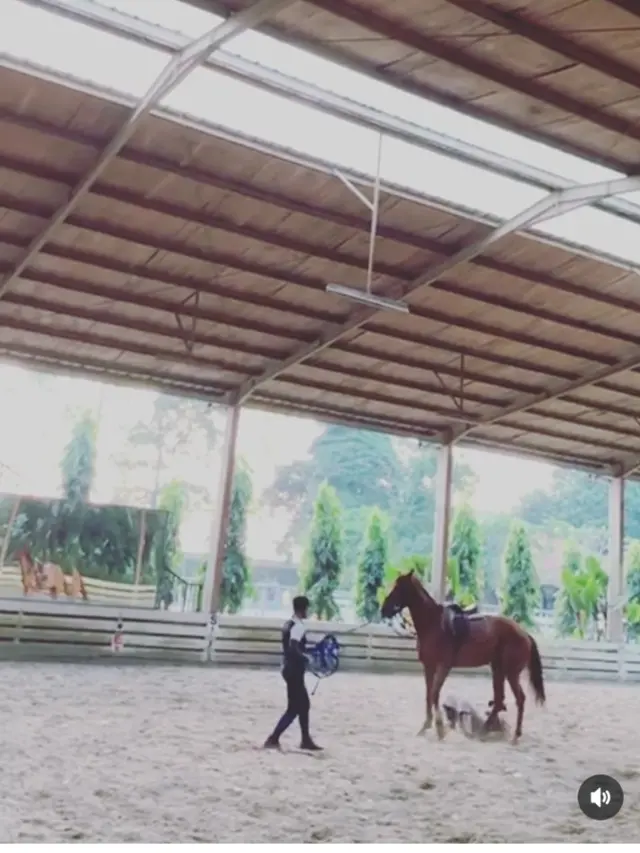 Ratu Rizky Nabila jatuh dari kuda saat berlatih (Foto: Instagram @raturn)