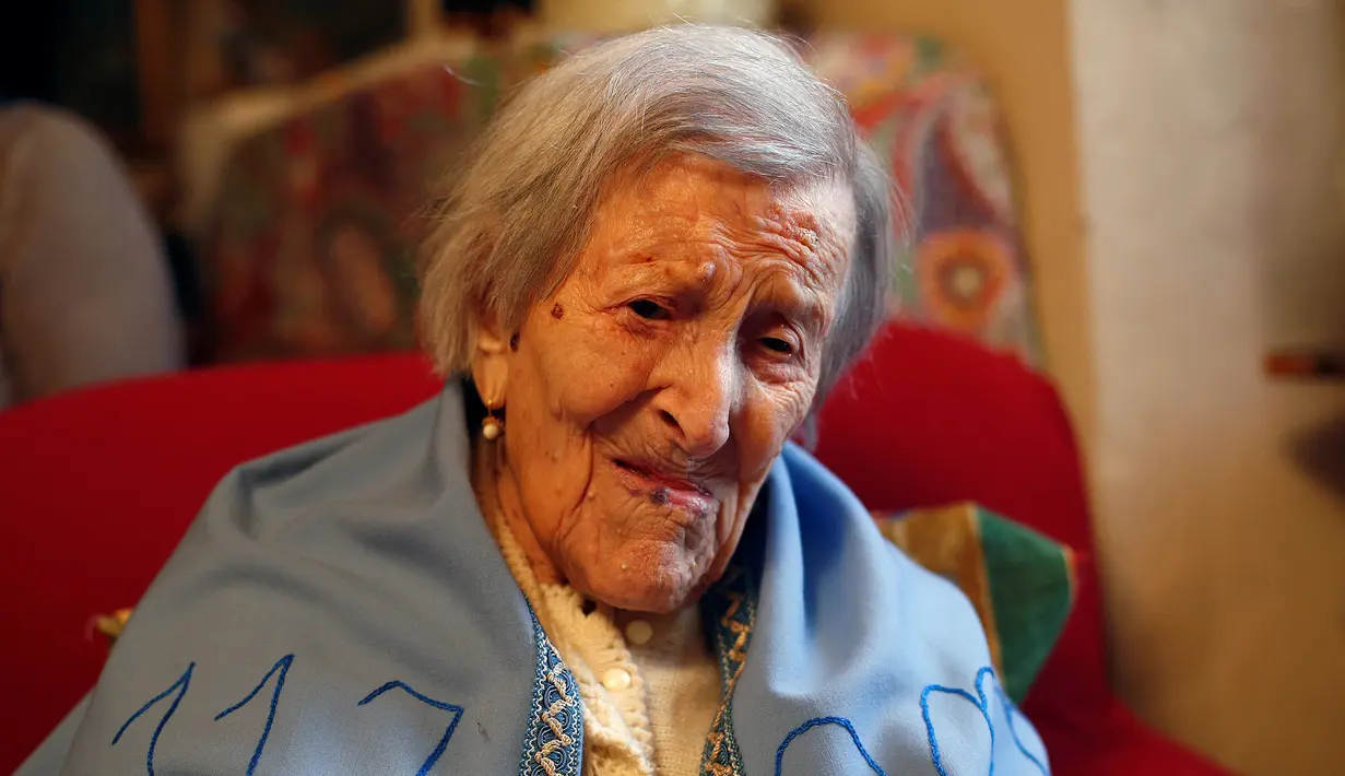 Ekspresi nenek Emma Morano saat akan merayakan ulang tahunnya ke-117 di Verbania, Italia, (29/11). Nenek Emma Morano dianggap sebagai orang tertua di dunia yang lahir di tahun 1800-an. (REUTERS/Alessandro Garofalo)