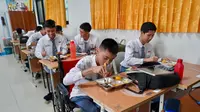 Menteri Koordinator Politik dan Keamanan (Menko Polkam) Budi Gunawan bersama jajaran meninjau program makan bergizi gratis (MBG) ke SMPN 61 Slipi Jakarta Barat dan SMAN 11 Cakung Jakarta.( Foto: Tim Humas Menko Polkam)