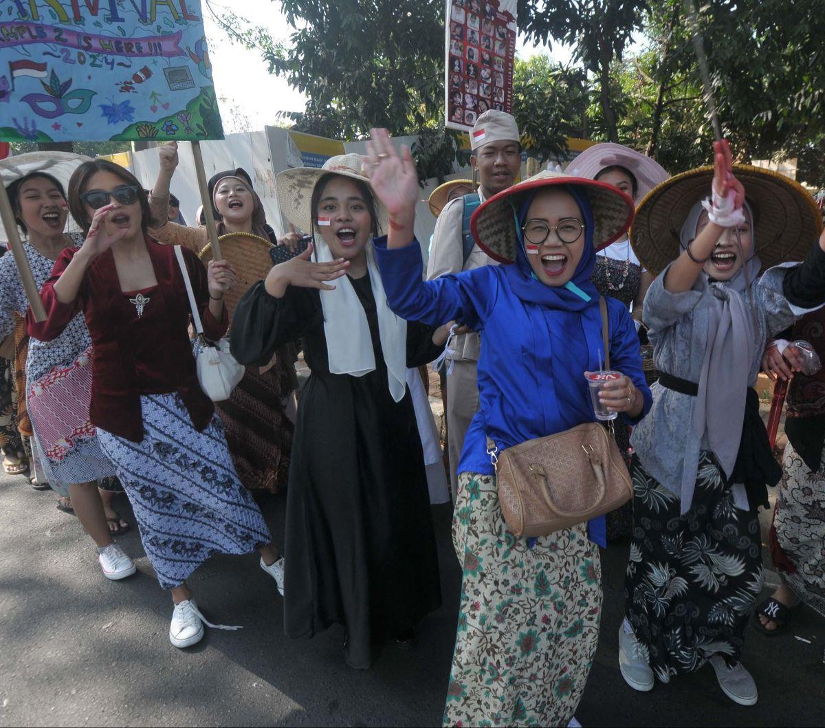 Sejumlah pelajar mengenakan berbagai kostum saat mengikuti pawai untuk memperingati HUT ke-79 Kemerdekaan RI di kawasan Duren Sawit, Jakarta, Sabtu (31/8/2024). Pawai bertajuk Mega Karnaval BPS&amp;K Jakarta ini diikuti ribuan pelajar, guru, dan karyawan 