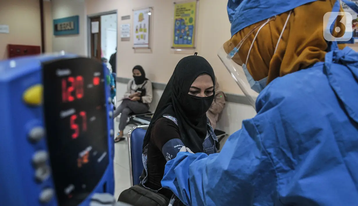 Dokter memeriksa kesehatan ibu hamil di Puskesmas Kecamatan Jatinegara, Jakarta, Kamis (26/11/2020). Pemeriksaan rutin kehamilan secara teratur untuk memantau pertumbuhan dan perkembangan anak dalam kandungan merupakan salah satu upaya penting dalam mencegah stunting. (merdeka.com/Iqbal S. Nugroho)