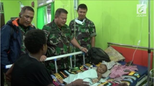 Satuan tugas Kesehatan TNI dengan Kemenkes RI memasuki kampung-kampung terpencil di Kabuaten Asmat.