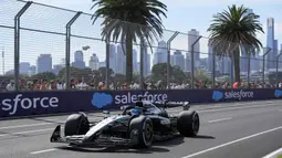 Pembalap Mercedes, Gorge Russell memacu mobilnya dalam sesi latihan bebas Formula 1 GP Australia 2025 di Sirkuit Albert Park, Melbourne, Australia pada Jumat (14/03/2025). (AP Photo/Asanka Brendon Ratnayake)