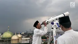 Tim hisab rukyat Kanwil Kemenag DKI Jakarta memantau hilal 1 Ramadan 1440 H menggunakan teleskop dari atap Gedung Kanwil Kemenag DKI Jakarta, Minggu (5/5/2019). Pemantauan hilal dilakukan di 102 titik Rukyatul Hilal dari 34 provinsi di Indonesia denga motode rukyat. (merdeka.com/Iqbal S Nugroho)