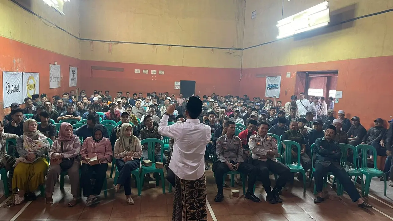 Legislator Partai Kebangkita Bangsa (PKB) Luqi Saadilah Farindani saat melakukan reses perdana sebagai anggota DPRD Garut periode 2024-2029 di Kecamatan Pasirwangi, Garut. (Liputan6.com/Jayadi Supriadin)