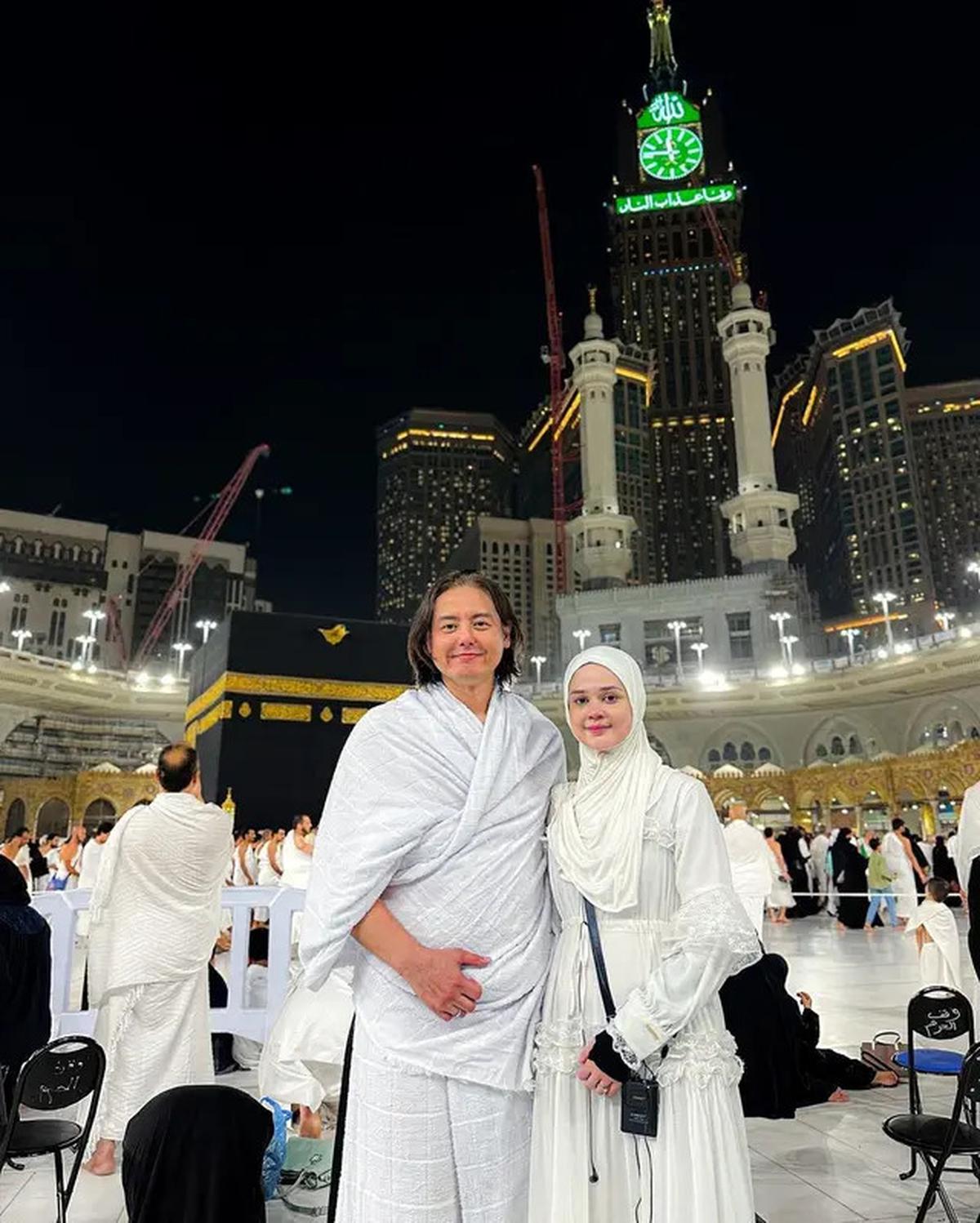 6 Potret Roger Danuarta dan Cut Meyriska Jalani Umrah, Khusyuk di Depan Ka'bah