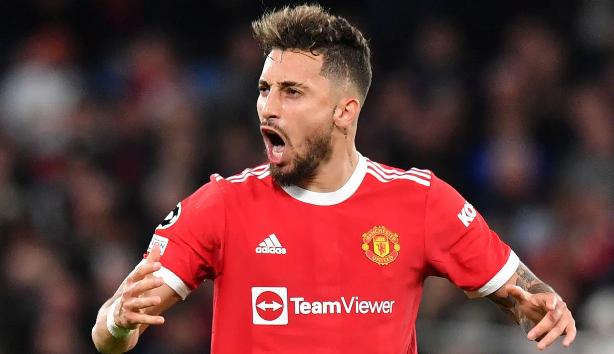 Alex Telles tercatat baru tampil sekali pada musim ini. Ia tak pernah mendapatkan kesempatan bermain dari Ole dan lebih memilih Luke Shaw pada posisi bek kiri. Telles mungkin akan mendapatkan kesempatan yang lebih banyak, mengingat Shaw sering tampil tidak konsisten. (AFP/Anthony Devlin)