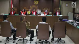 Mantan Sekretaris Mahkamah Agung (MA) Nurhadi (kedua kiri)saat menjadi saksi pada sidang lanjutan dugaan suap terkait pengurusan sejumlah perkara dengan terdakwa Eddy Sindoro di Pengadilan Tipikor, Jakarta, Senin (21/1). (Liputan6.com/Helmi Fithriansyah)