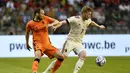 Bek timnas Belanda Daley Blind berebut bola dengan gelandang Belgia Kevin De Bruyne pada matchday pertama Grup D Liga A UEFA Nations League 2022/2023 di Stadion Raja Baudouin, Sabtu (4/6/2022) dini hari WIB. Belanda sukses menghajar Belgia dengan skor telak 4-1. (AP Photo/Geert Vanden Wijngaert)