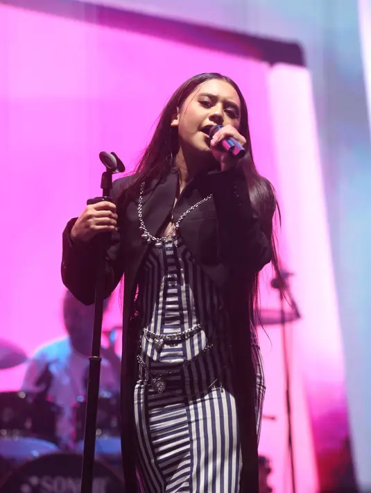 Ziva Magnolya di panggung The Sounds Project 2024. [Foto: Adrian Putra/Fimela]