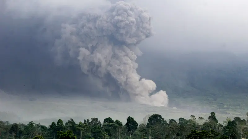 Gunung Semeru Erupsi, Muntahkan Material Vulkanik Setinggi 1.500 Meter