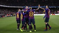 Para pemain Barcelona merayakan gol yang dicetak oleh Gerard Pique ke gawang Rayo Vallecano pada laga La Liga di Stadion Camp Nou, Sabtu (9/3). Barcelona menang 3-1 atas Rayo Vallecano. (AP/Manu Fernandez)