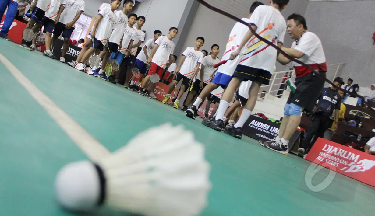 Lius Pongoh (Juara Indonesia Terbuka 1984) sedang memberikan Coaching Clinic kepada Atlet Muda di Gor ASA Cilegon, Banten, Sabtu (14/3/2015). Kegiatan ini sebagai pemasalan bulutangkis keseluruh Indonesia. (Liputan6.com/Helmi Afandi)