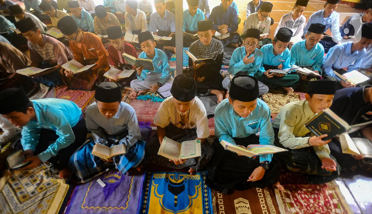 Dengan rutin tadarus Al-Qur’an, akan mendapatkan pertolongan dan ketenangan dalam hidup. (merdeka.com/Arie Basuki)