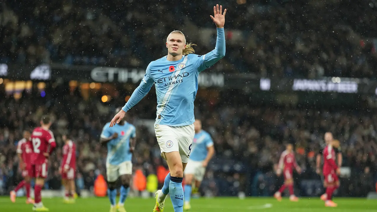 Selebrasi Erling Haaland usai mencetak gol di laga Manchester City vs Liverpool di pekan ke-11 Liga Inggris 2025/2026 di Etihad Stadium, Minggu (09/11/2025). (AP Photo/Jon Super)